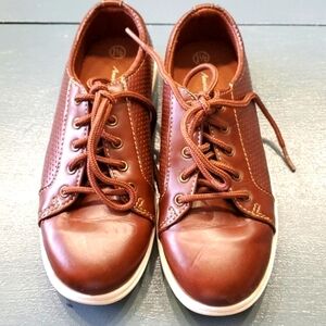American Eagle kids brown leather tie shoes. Size 1.5. Excellent conditi…